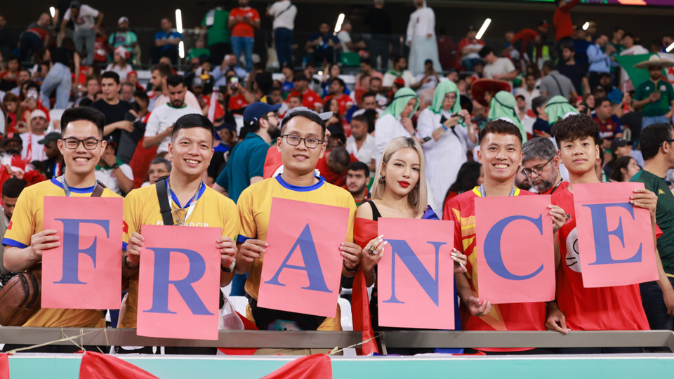 ...để cổ vũ cho đội tuyển Pháp. (Ảnh: Hải An/Vietnam+)