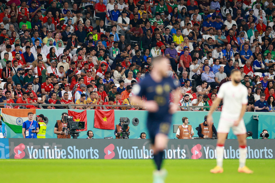 Trong trận đấu này quốc kỳ của Việt Nam đã nhiều lần xuất hiện trên sân Education City. (Ảnh: Hải An/Vietnam+)