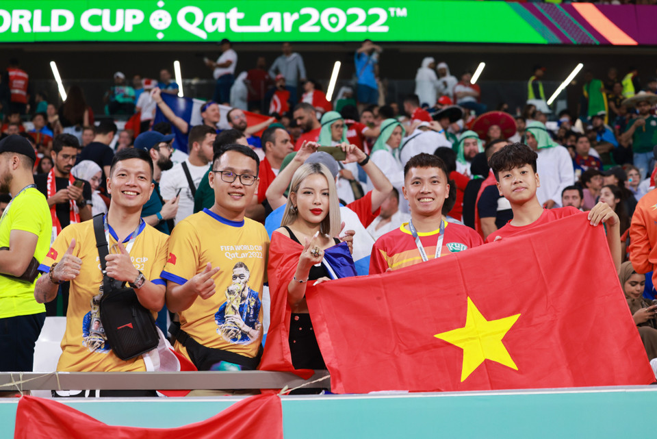 Các cổ động viên Việt Nam đã có mặt ở trận đấu này... (Ảnh: Hải An/Vietnam+)