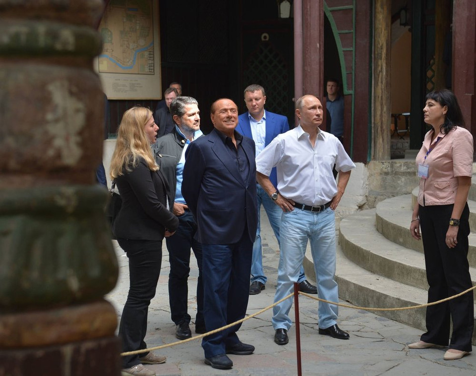 Tổng thống Nga Vladimir Putin tiếp đón cựu Thủ tướng Italy Silvio Berlusconi nhân chuyến du lịch đến các di tích cổ xưa trên bán đảo Crimea. (Nguồn: Sputnik)