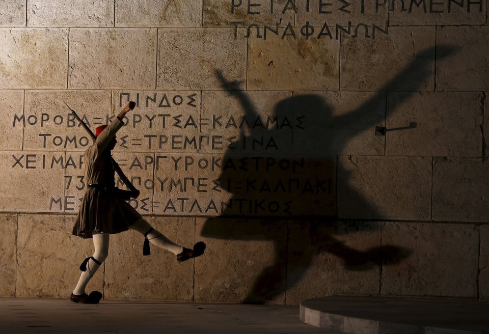 Một binh lính Hy Lạp thực hiện nghi lễ tại Mộ chiến sỹ vô danh ở phía trước của tòa nhà quốc hội ở Athens. (Nguồn: Reuters)