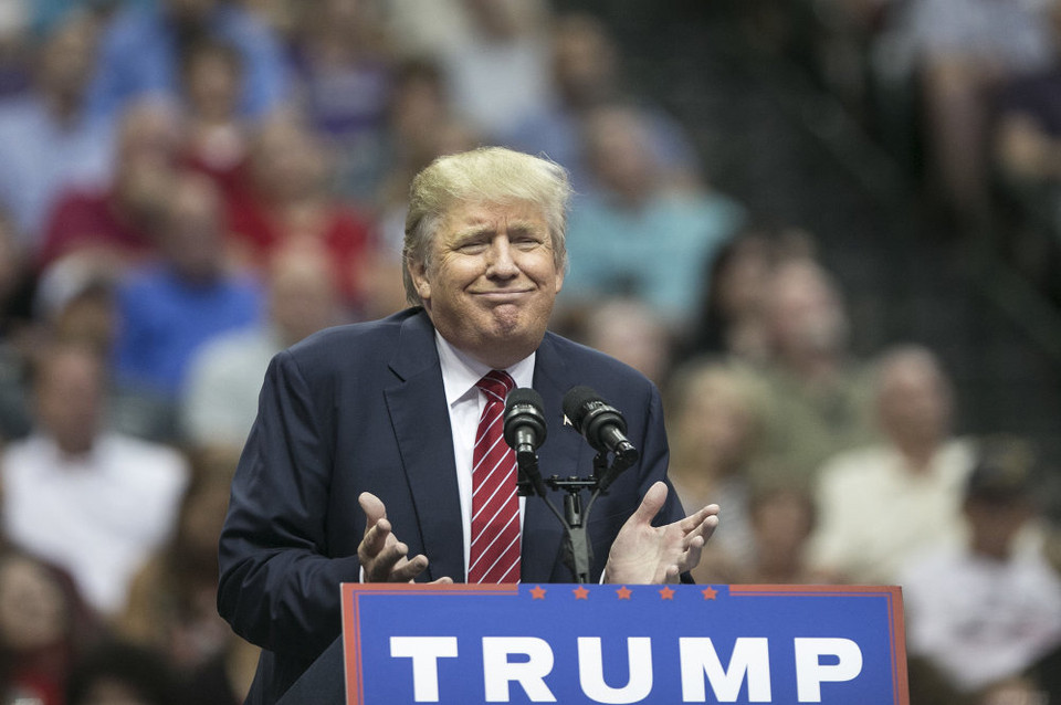 Ứng cử viên tổng thống đảng Cộng hòa Mỹ Donald Trump trò chuyện trong cuộc gặp gỡ những người ủng hộ ở Dallas. (Nguồn: AFP)