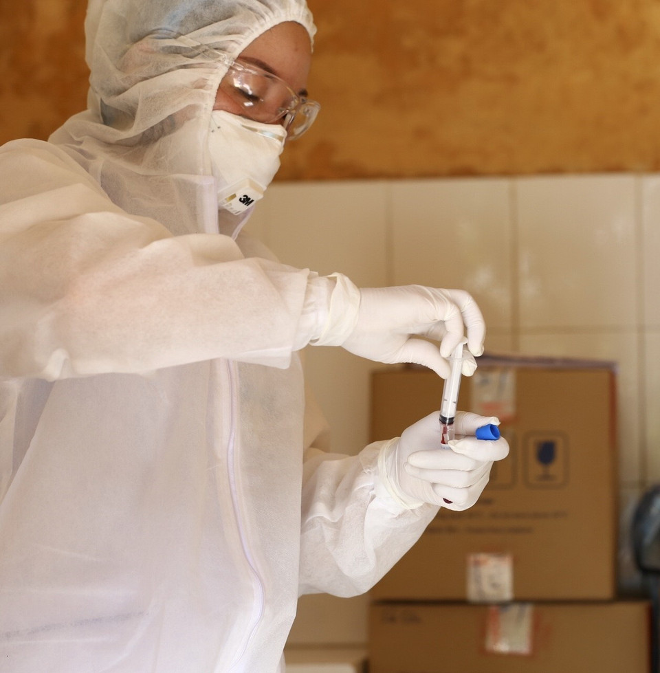 Lấy mẫu xét nghiệm cho người dân xã Mai Đình, huyện Sóc Sơn. (Ảnh: Minh Quyết/TTXVN)