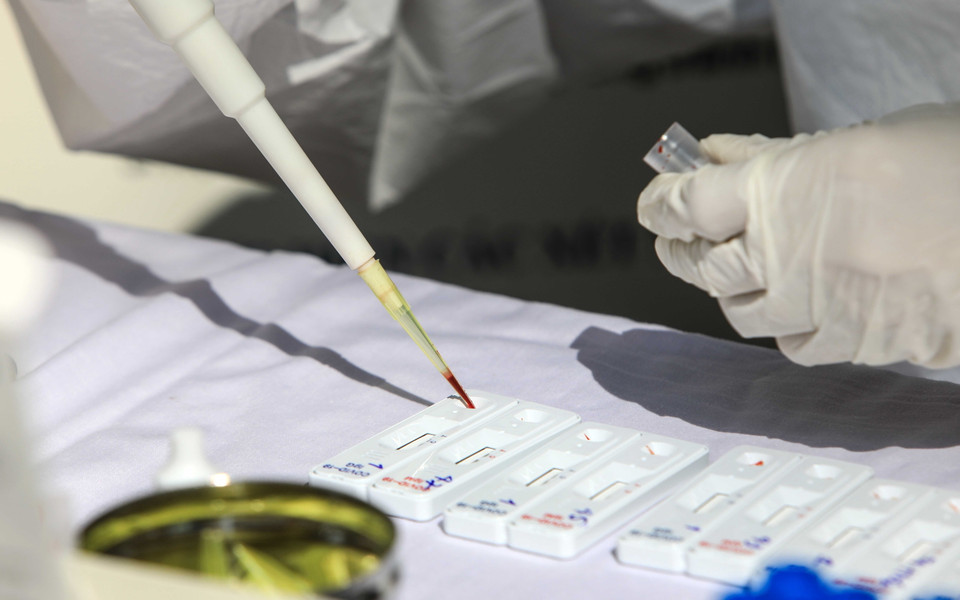 Mẫu máu của các công dân đi Đà Nẵng trở về được lấy và bảo quản cẩn thận. (Ảnh: Thành Đạt/TTXVN)