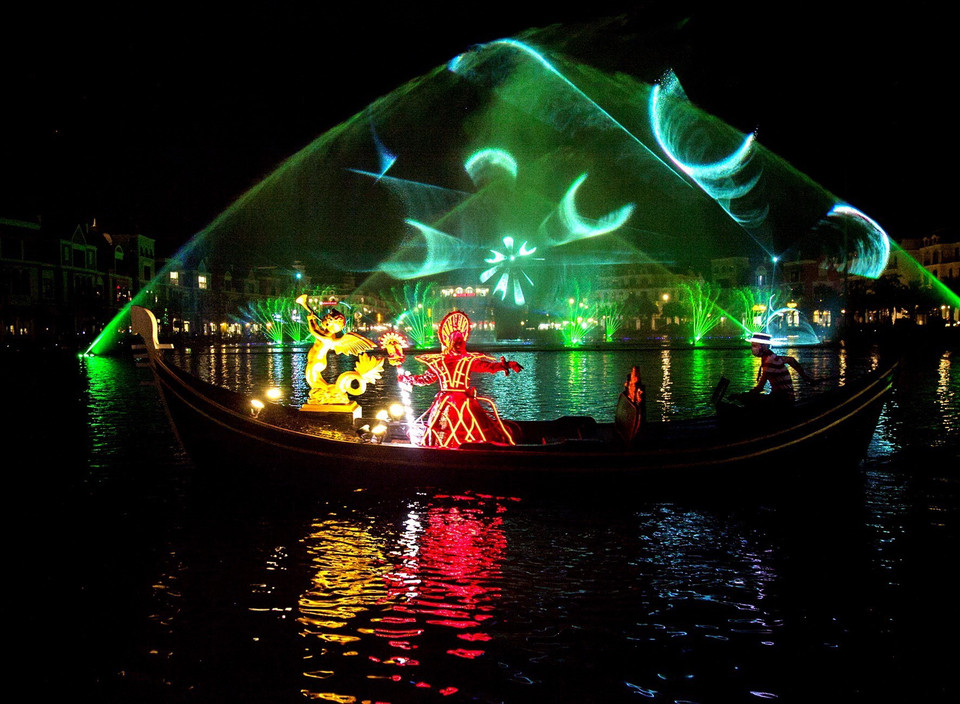 Những vũ công trên đoàn thuyền Gonzola trong bộ trang phục cổ điển được cách điệu bằng công nghệ LED phát sáng, mang đến trải nghiệm độc đáo cho du khách. (Ảnh: Hồng Đạt/TTXVN)