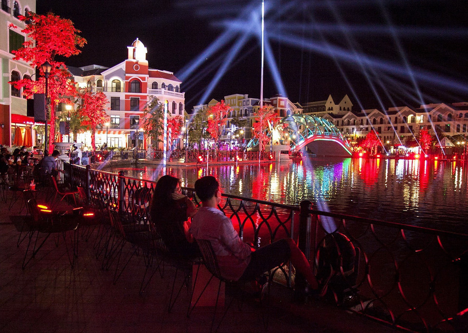 Những màn trình diễn ánh sáng hoành tráng trên nền nhạc gây ấn tượng đặc biệt cho du khách. (Ảnh: Hồng Đạt/TTXVN)