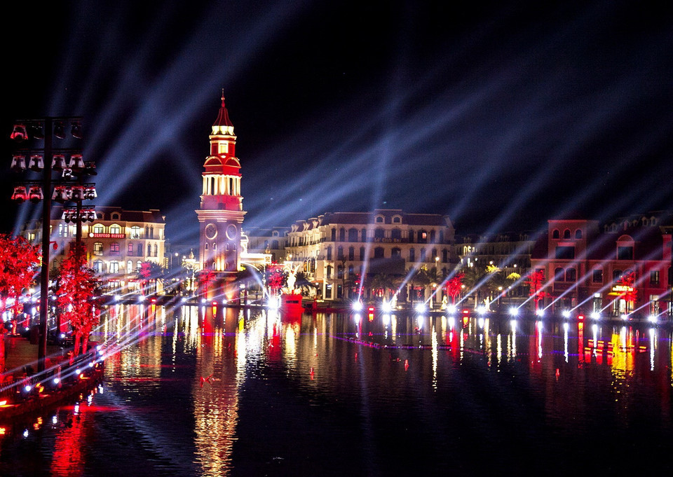 Thành phố lễ hội 'không ngủ' Grand World tái hiện một 'Venice thu nhỏ' lộng lẫy về đêm. Ảnh: Hồng Đạt - TTXVN