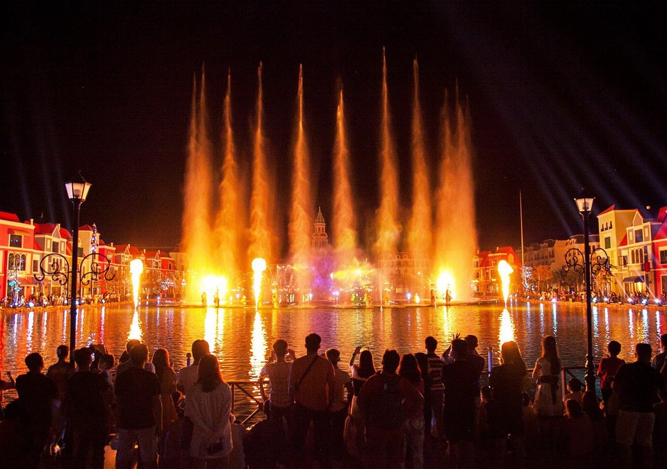 Du khách thưởng thức chương trình 'Sắc màu Venice' tại Thành phố lễ hội 'không ngủ' Grand World (Phú Quốc United Center). (Ảnh: Hồng Đạt/TTXVN)