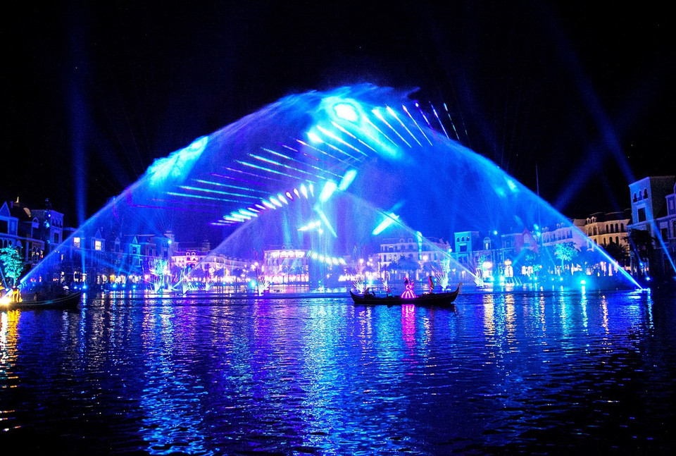 Chương trình 'Sắc màu Venice' trình diễn vào 21 giờ 30 phút hàng đêm tại Thành phố lễ hội 'không ngủ' Grand World (Phú Quốc United Center). (Ảnh: Hồng Đạt/TTXVN)