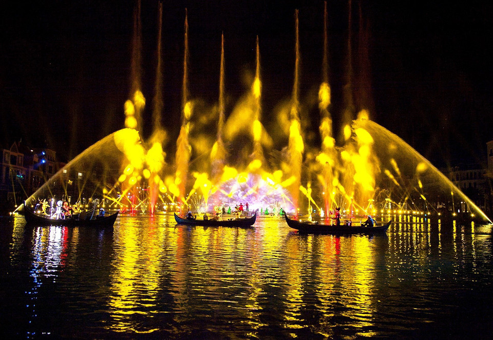 Những màn trình diễn ánh sáng hoành tráng trên nền nhạc gây ấn tượng đặc biệt cho du khách. (Ảnh: Hồng Đạt/TTXVN)