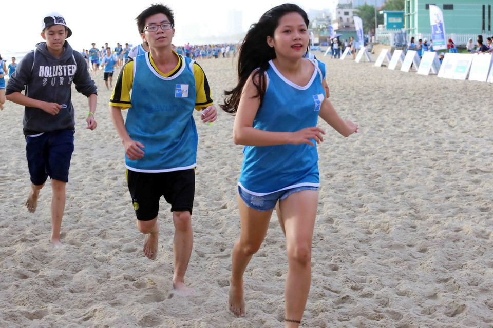 Nhiều nữ nhi “mạnh mẽ” dẫn đầu nhóm chạy. (Ảnh; Trần Lê Lâm/Vietnam+)