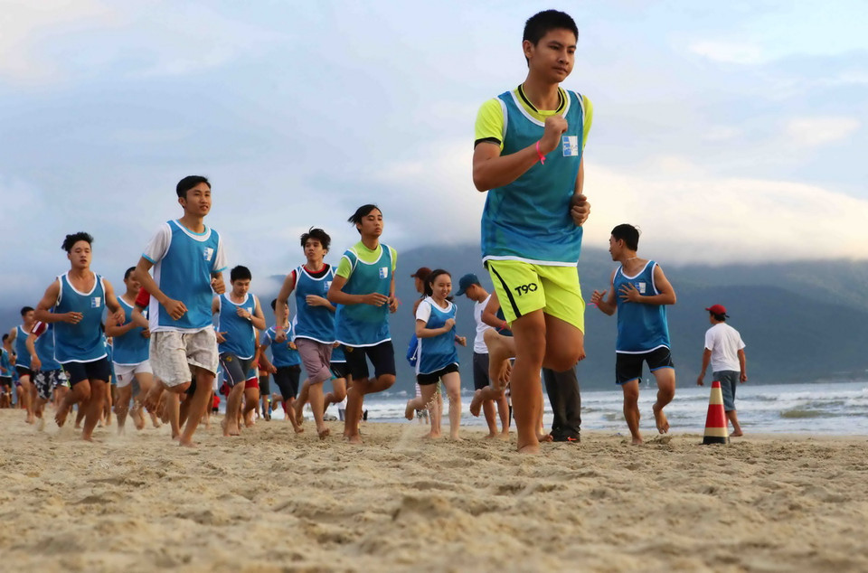 Chạy chân trần cự ly 5km. (Ảnh; Trần Lê Lâm/Vietnam+)