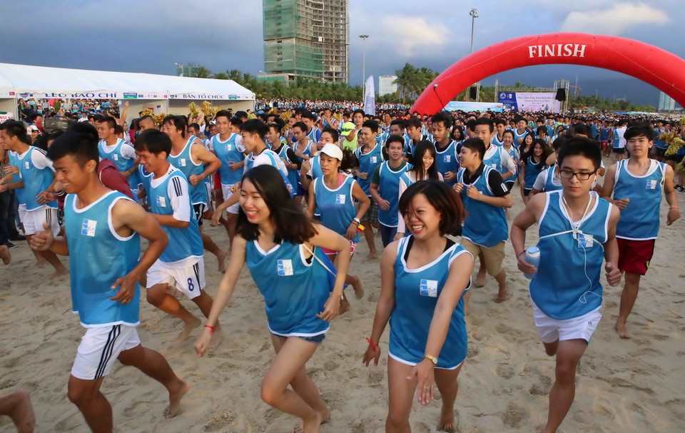 Các vận động viên xuất phát với đôi chân trần trên bãi biển Đà Nẵng. (Ảnh; Trần Lê Lâm/Vietnam+)