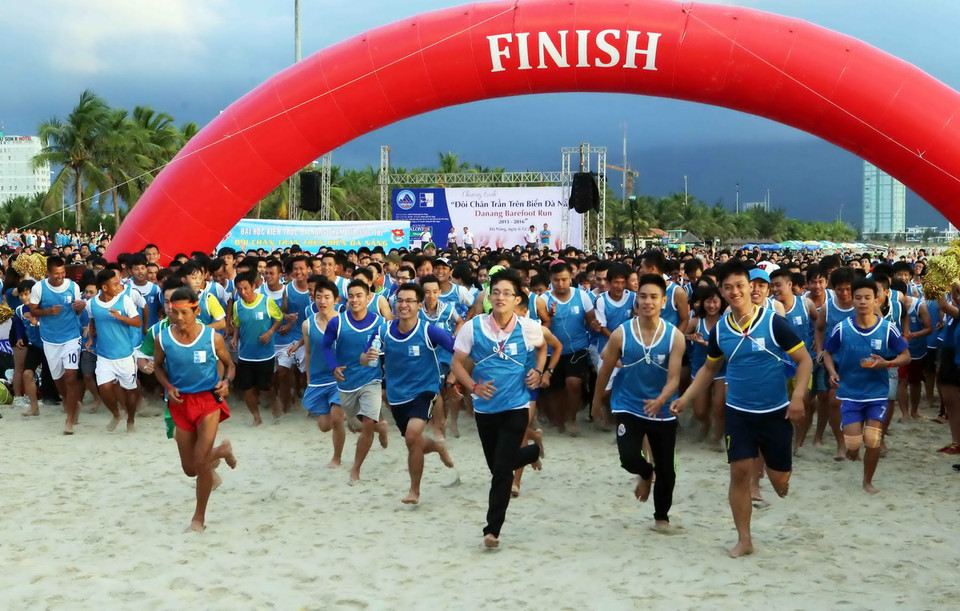 Các vận động viên xuất phát tranh tài chạy bộ chân trần bãi biển Đà Nẵng. (Ảnh; Trần Lê Lâm/Vietnam+)