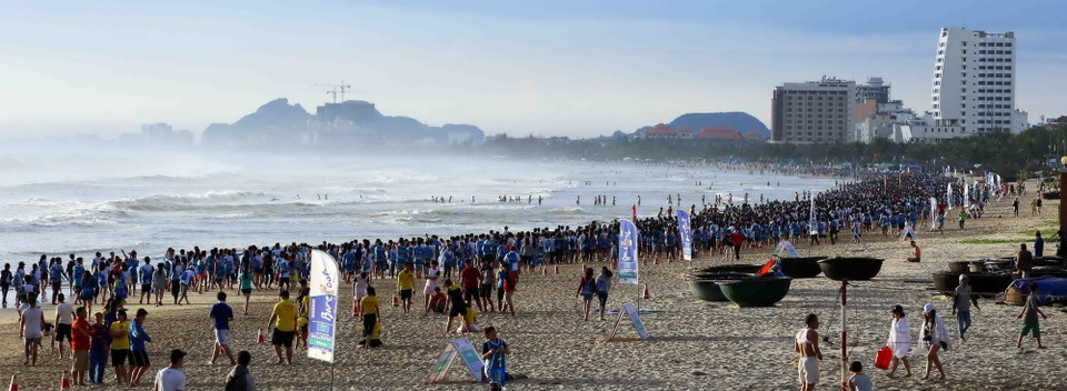 Dòng người tham gia chạy dài cả cây số trên biển Đà Nẵng. (Ảnh; Trần Lê Lâm/Vietnam+)