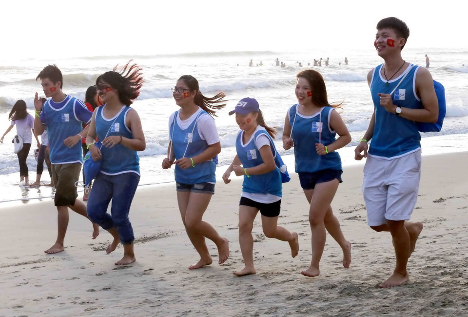 Chạy chân trần trong niềm vui và sảng khoái trên bãi biển. (Ảnh; Trần Lê Lâm/Vietnam+)