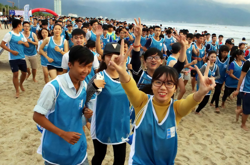 Giới trẻ hào hứng tham gia chạy chân trần biển Đà Nẵng. (Ảnh; Trần Lê Lâm/Vietnam+)