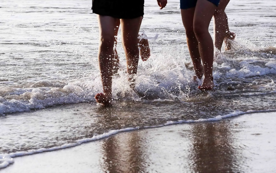 Chạy chân trần kêu gọi bảo vệ môi trường biển xanh, sạch, đẹp. (Ảnh; Trần Lê Lâm/Vietnam+)