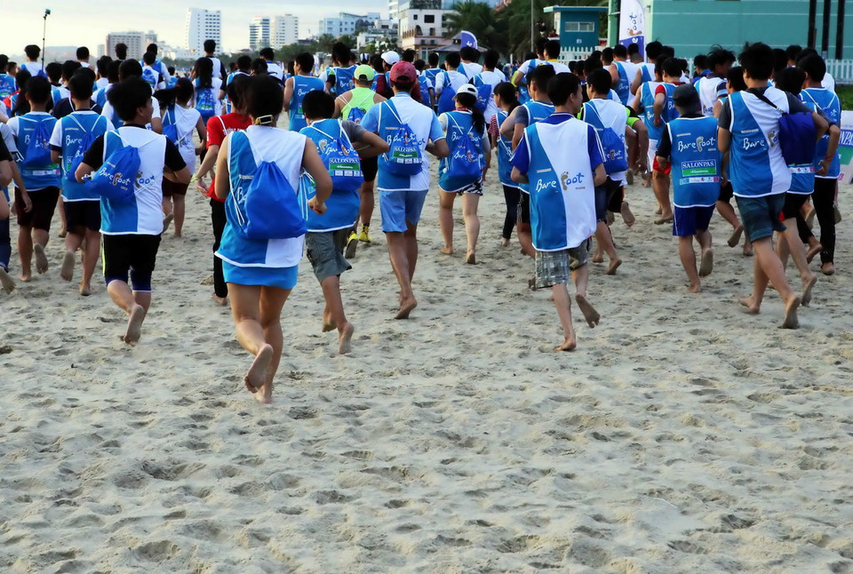Hàng nghìn dấu chân trần của các vận động viên in trên bãi biển Đà Nẵng. (Ảnh; Trần Lê Lâm/Vietnam+)