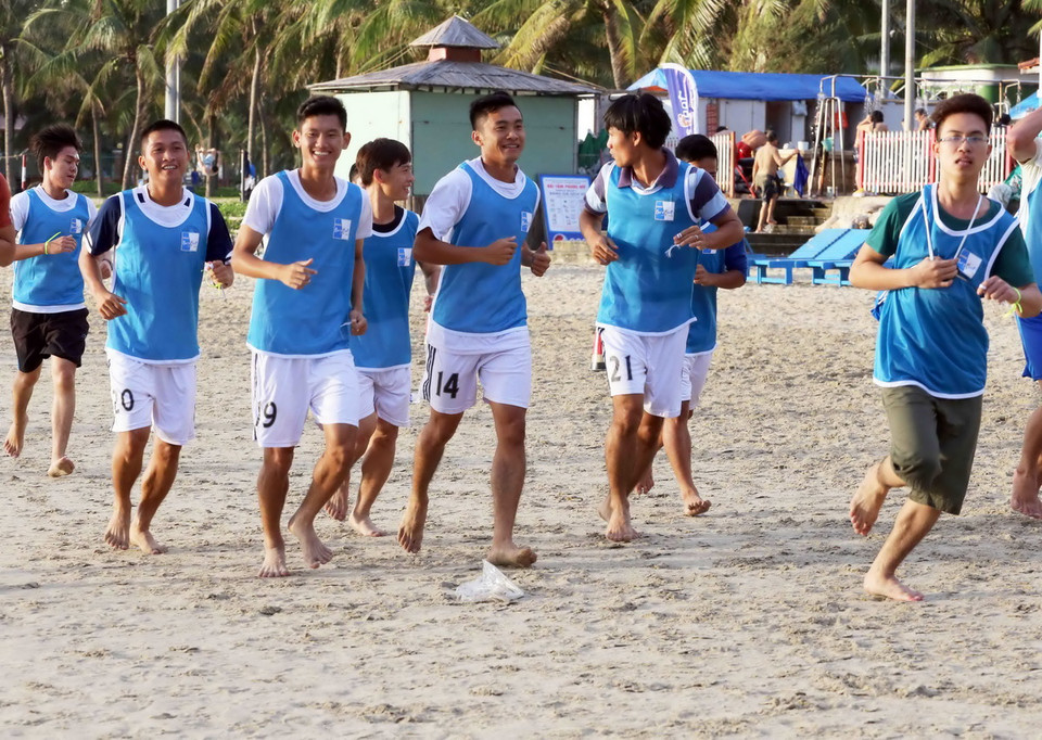 Giới trẻ hào hứng tham gia chạy chân trần biển Đà Nẵng. (Ảnh; Trần Lê Lâm/Vietnam+)