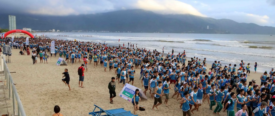 Đông đảo người dân và du khách tham gia chạy chân trần trên bãi biển Đà Nẵng. (Ảnh; Trần Lê Lâm/Vietnam+)