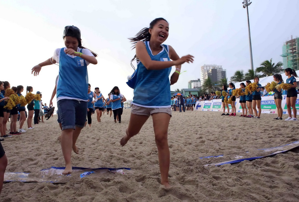 … Rồi cán đích trong niềm vui sướng reo hò của người dân. (Ảnh; Trần Lê Lâm/Vietnam+)