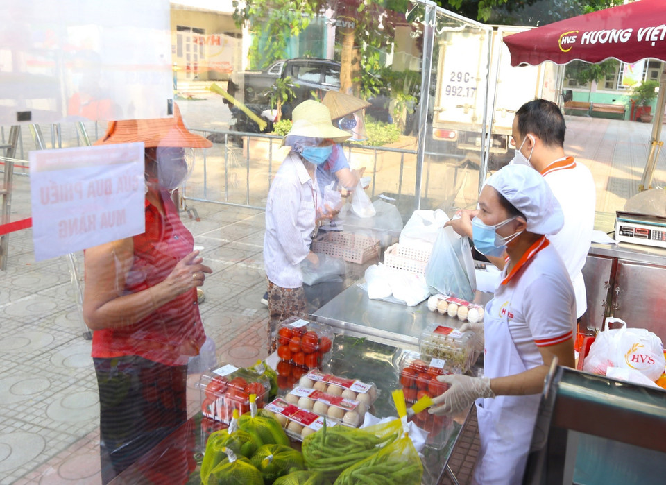 Điểm bán hàng lưu động cung cấp các mặt hàng thiết yếu giúp người dân yên tâm hơn trong việc phòng, chống COVID-19. (Ảnh: Hoàng Hiếu/TTXVN)