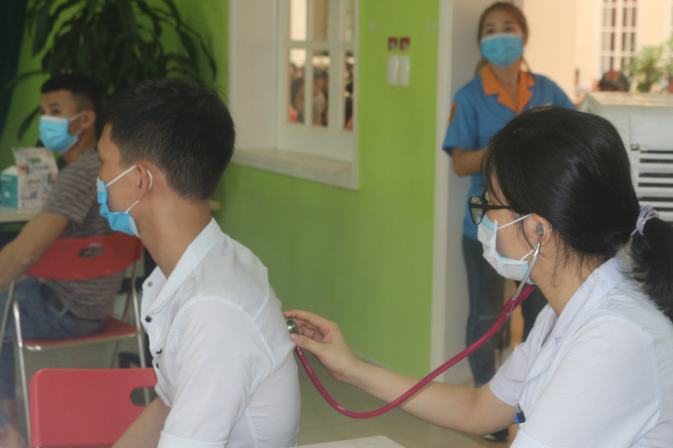 Khám sàng lọc cho những người đến tiêm vaccine phòng COVID-19 mũi 2. (Ảnh: Thanh Vân/TTXVN)