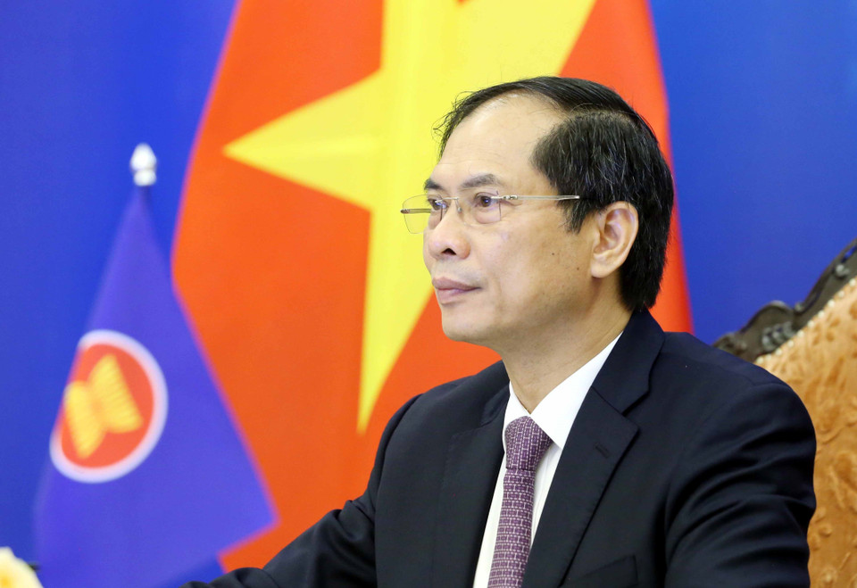 Hình ảnh Bộ trưởng Bộ Ngoại giao Bùi Thanh Sơn tham dự Hội nghị Bộ trưởng Ngoại giao ASEAN-Canada theo hình thức trực tuyến. (Ảnh: Phạm Kiên/TTXVN)