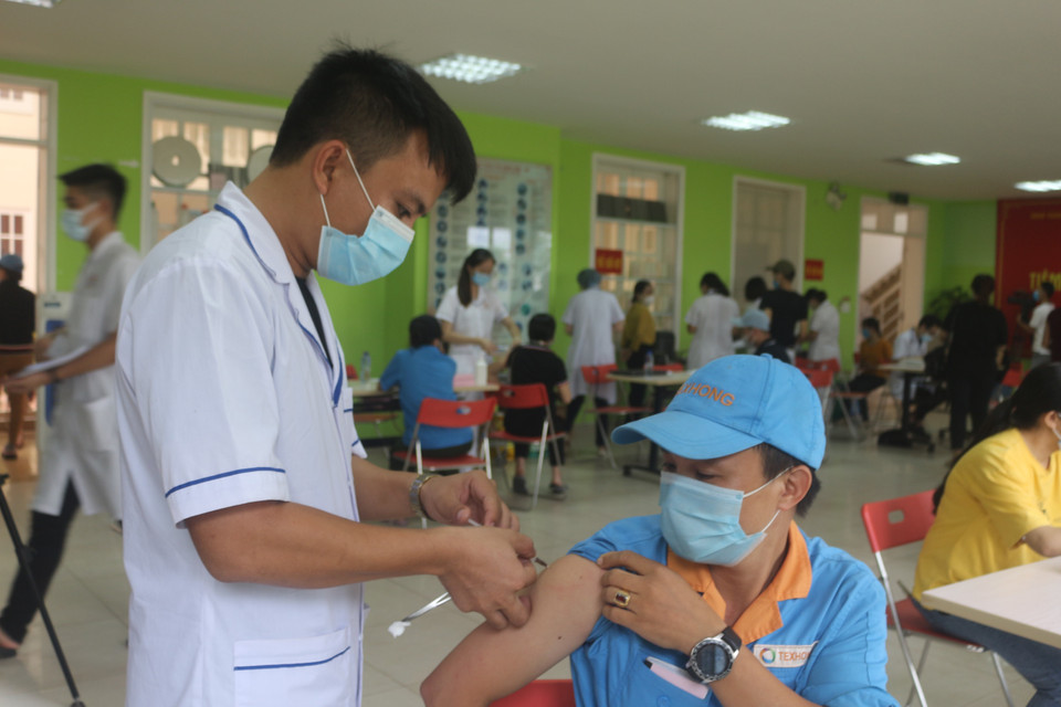 Công nhân tại Móng Cái được tiêm vaccine phòng COVID-19 mũi 2. (Ảnh: Thanh Vân/TTXVN)
