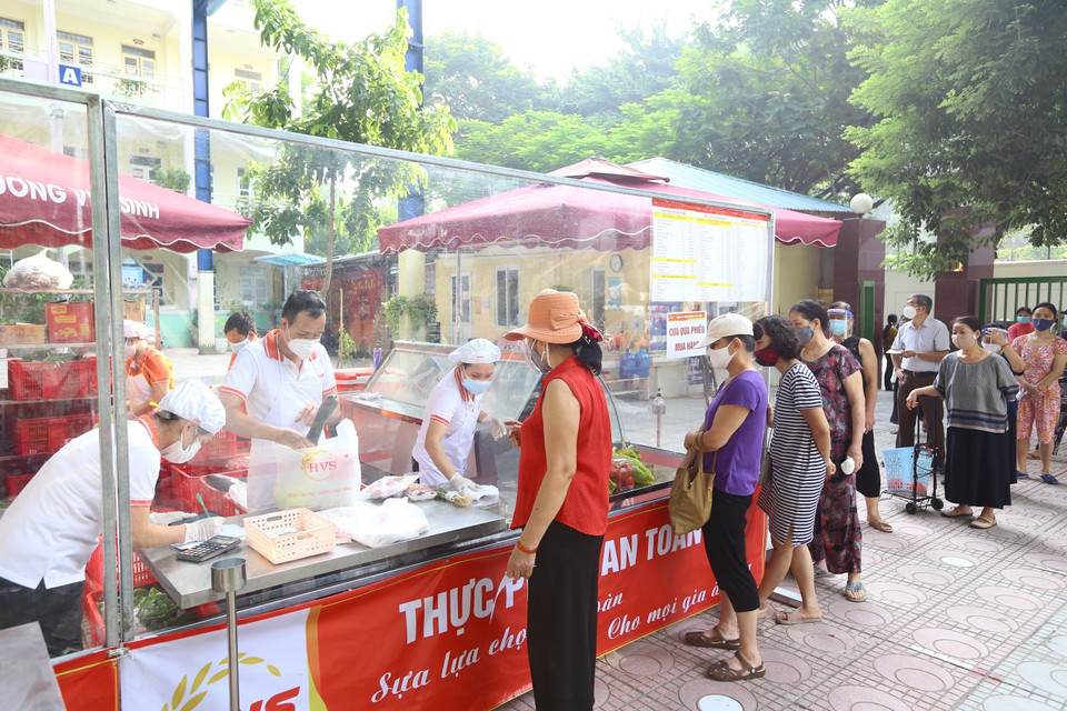 Điểm bán hàng lưu động giúp người dân an tâm về chất lượng sản phẩm, hạn chế di chuyển trong mùa dịch. (Ảnh: Hoàng Hiếu/TTXVN)
