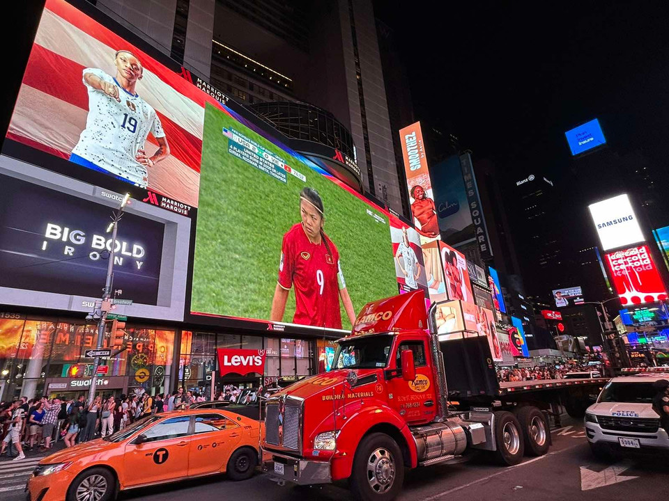 Trận đấu bóng đá giữa Đội tuyển Nữ Việt Nam và Đội tuyển Mỹ được Truyền hình Mỹ livestreams tại Quảng trường Thời đại New York đã thu hút đông đảo người xem. (Ảnh: Trần Thanh Tuấn/TTXVN)