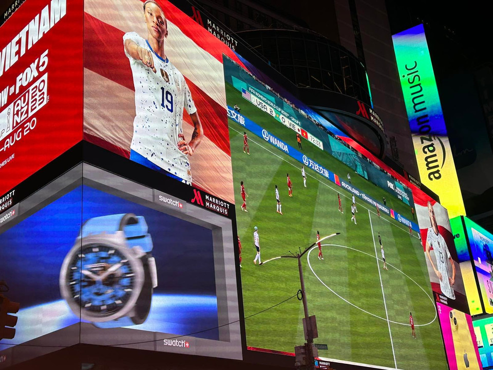 Trận đấu bóng đá giữa Đội tuyển Nữ Việt Nam và Đội tuyển Mỹ được Truyền hình Mỹ livestreams tại Quảng trường Thời đại New York đã thu hút đông đảo người xem. (Ảnh: Trần Thanh Tuấn/TTXVN)