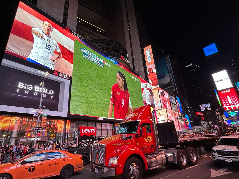 Ngày 22/7, trận đấu bóng đá giữa Đội tuyển Nữ Việt Nam và Đội tuyển Mỹ được Truyền hình Mỹ livestreams tại Quảng trường Thời đại New York đã thu hút đông đảo người xem. (Ảnh: Trần Thanh Tuấn/TTXVN)