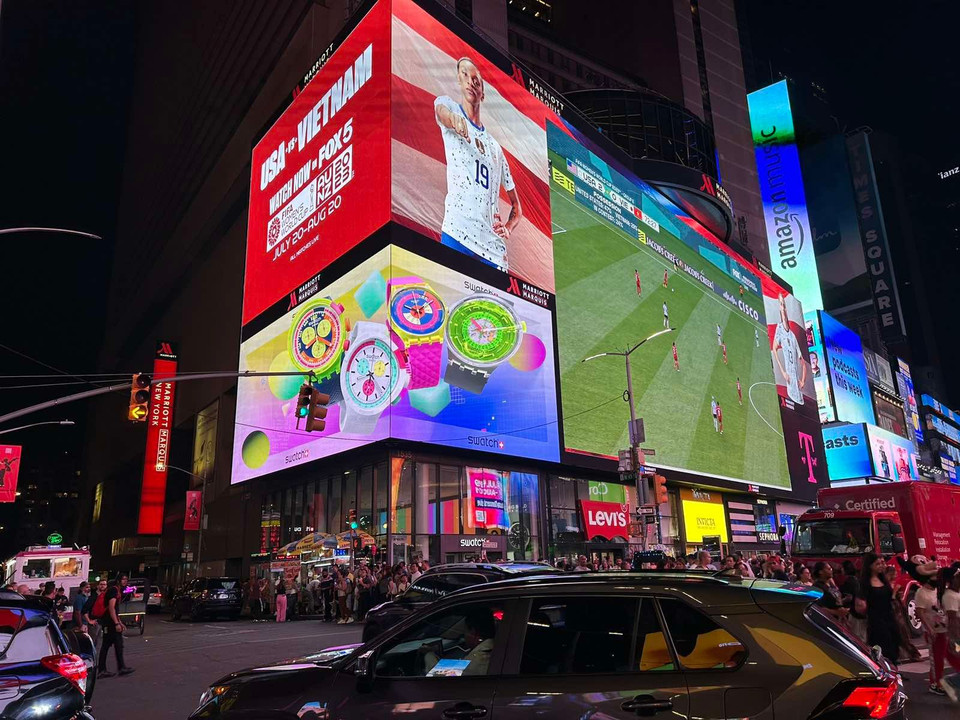 Hình ảnh trận đấu bóng đá giữa Đội tuyển Nữ Việt Nam và Đội tuyển Mỹ được Truyền hình Mỹ livestreams tại Quảng trường Thời đại New York đã thu hút đông đảo người xem. (Ảnh: Trần Thanh Tuấn/TTXVN)