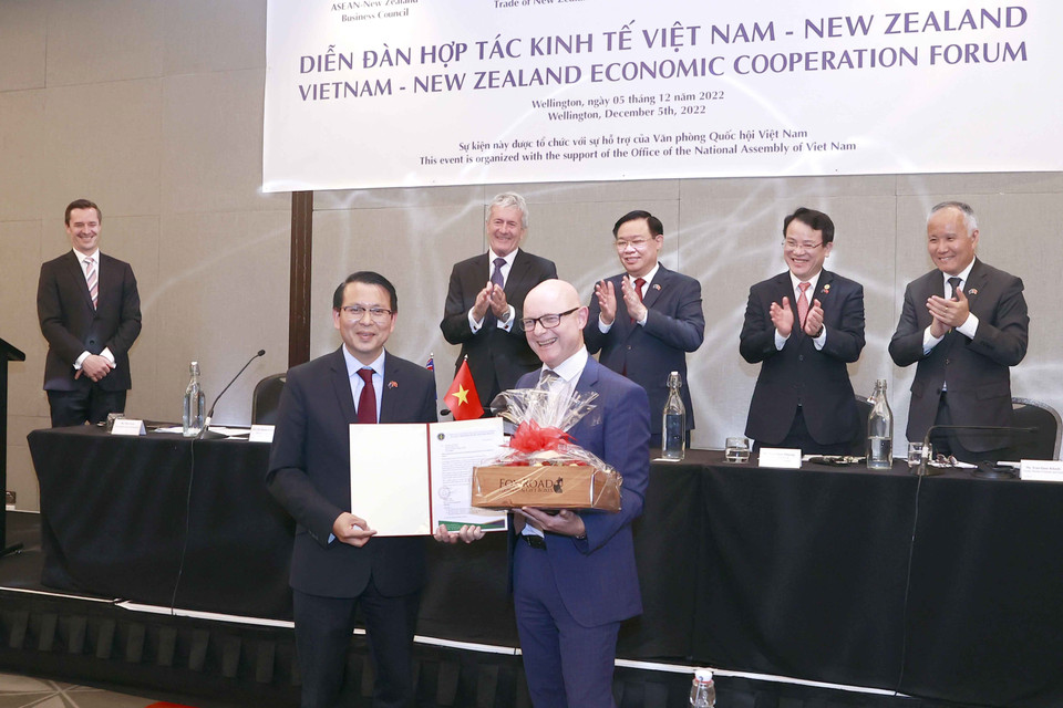 Chủ tịch Quốc hội Vương Đình Huệ và đại biểu chứng kiến Lễ trao thoả thuận về Nhập khẩu nông sản của New Zealand sang Việt Nam. (Ảnh: Doãn Tấn/TTXVN)