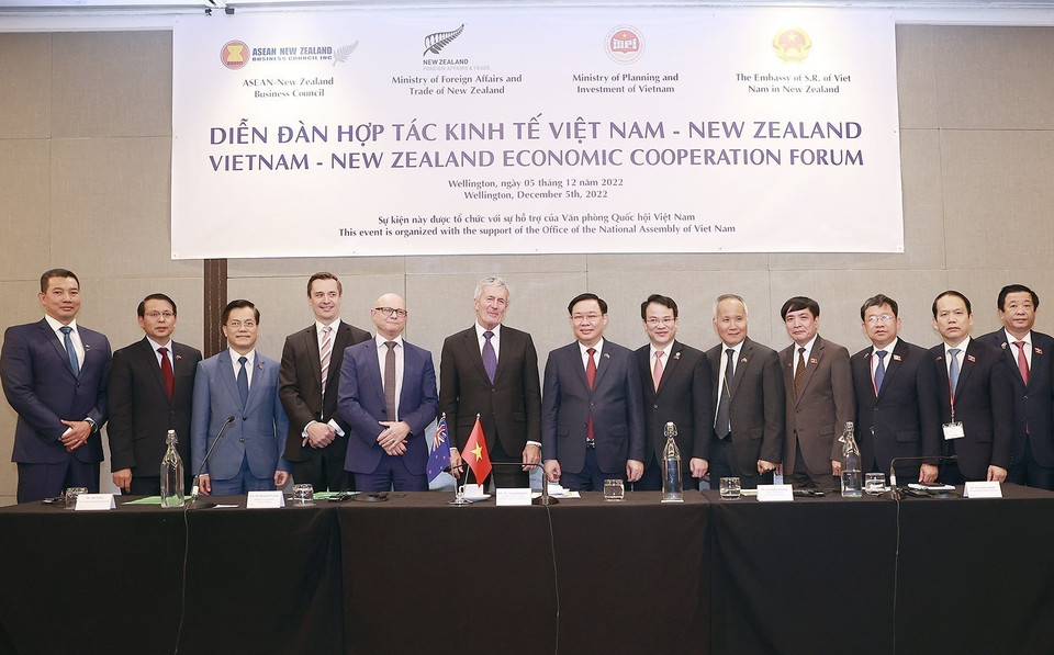 Chủ tịch Quốc hội Vương Đình Huệ và đại biểu chụp ảnh lưu niệm. (Ảnh: Doãn Tấn/TTXVN)