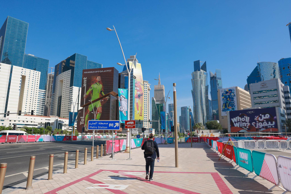 Hình ảnh các ngôi sao tham dự World Cup 2022 trên khắp đường phố ở Doha. (Ảnh: Hải An/Vietnam+)