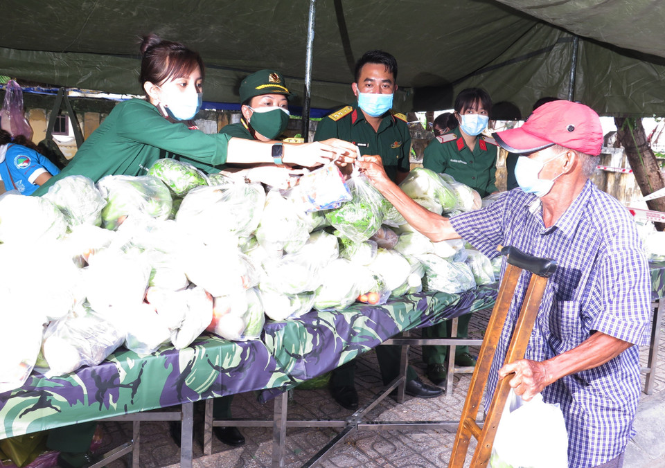 Gian hàng 0 đồng của tuổi trẻ lực lượng vũ trang Khánh Hòa tại điểm phường Vĩnh Phước, thành phố Nha Trang, tỉnh Khánh Hòa, hỗ trợ gạo và nhu yếu phẩm cho người dân. (Nguồn: TTXVN)