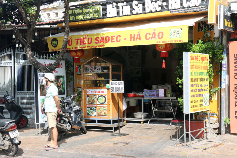 Các cửa hàng ăn uống thực hiện theo quy định không phục vụ tại chỗ, chỉ bán mang về để phòng, chống dịch COVID-19. (Ảnh: Nguyễn Thanh/TTXVN)