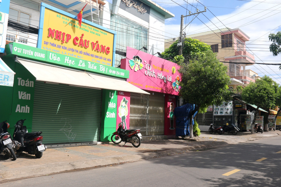 Nhiều cửa hàng kinh doanh mặt hàng không thiết yếu tạm dừng hoạt động để phòng, chống dịch theo quy định. (Ảnh: Nguyễn Thanh/TTXVN)