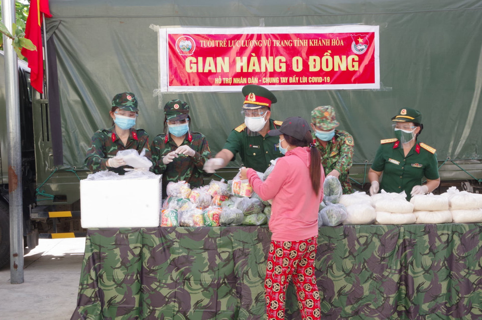 Gian hàng 0 đồng của tuổi trẻ lực lượng vũ trang Khánh Hòa tại điểm xã Phước Đồng, thành phố Nha Trang, tỉnh Khánh Hòa. (Nguồn: TTXVN)