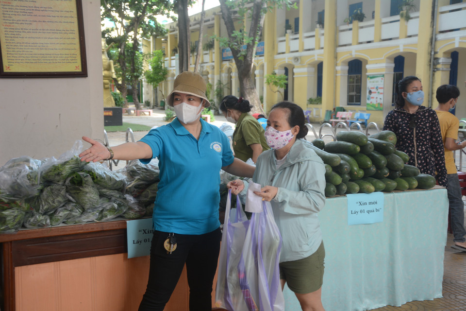 Gian hàng 0 đồng bố trí người hướng dẫn người dân thực hiện nghiêm Thông điệp 5K của Bộ Y tế. (Ảnh: Văn Dũng/TTXVN)
