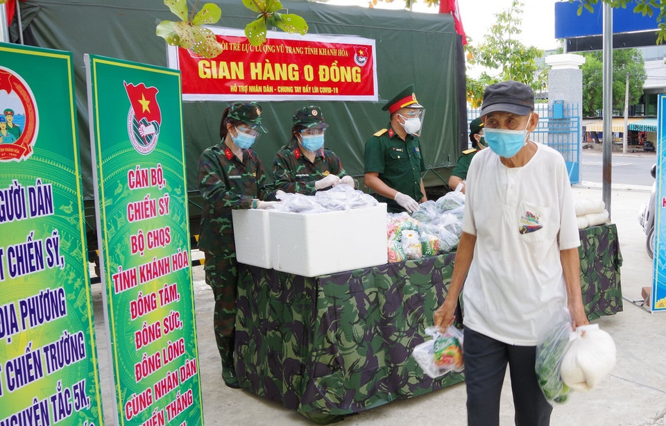 Người dân xã Phước Đồng, thành phố Nha Trang, tỉnh Khánh Hòa, nhận hỗ trợ gạo và nhu yếu phẩm từ gian hàng 0 đồng do Bộ Chỉ huy Quân sự tỉnh Khánh Hòa tổ chức. (Nguồn: TTXVN)