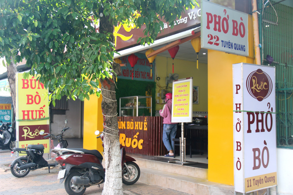 Các cửa hàng ăn uống thực hiện theo quy định không phục vụ tại chỗ, chỉ bán mang về để phòng, chống dịch COVID-19. (Ảnh: Nguyễn Thanh/TTXVN)