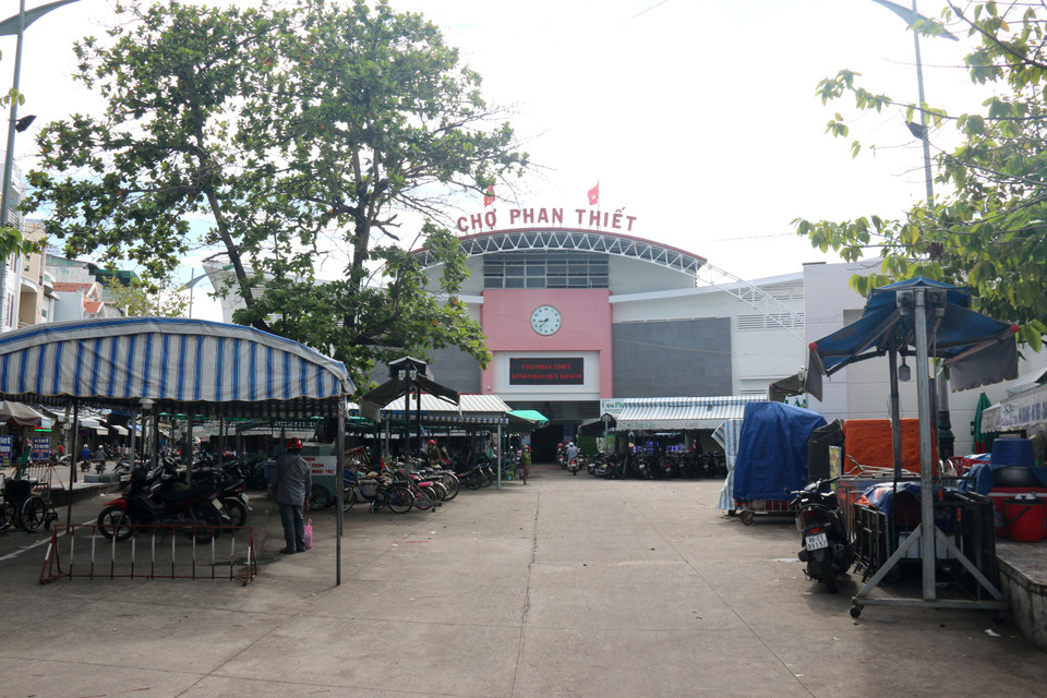 Tỉnh Bình Thuận chỉ đạo việc vận chuyển, cung cấp hàng hóa về các chợ, trung tâm thương mại, siêu thị, đảm bảo đầy đủ các mặt hàng thiết yếu, đảm bảo nhu cầu thiết yếu của người dân. (Ảnh: Nguyễn Thanh/TTXVN)