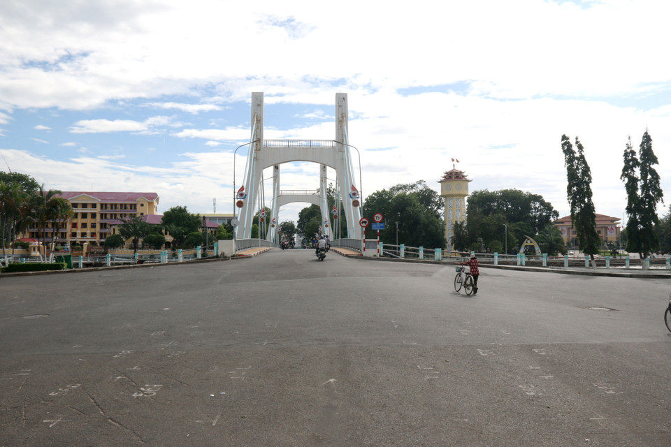 Khu vực cầu Lê Hồng Phong, một trong những trung tâm thành phố Phan Thiết, tỉnh Bình Thuận trong ngày đầu thực hiện giãn cách xã hội theo quy định. (Ảnh: Nguyễn Thanh/TTXVN)