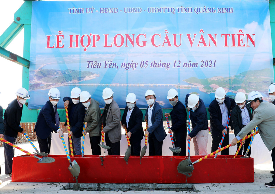 Lễ hợp long cầu Vân Tiên. (Ảnh: TTXVN phát)