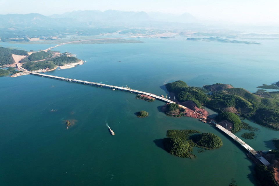 Cầu Vân Tiên được thi công nhanh, trong chưa đầy 1 năm. (Ảnh: TTXVN phát)