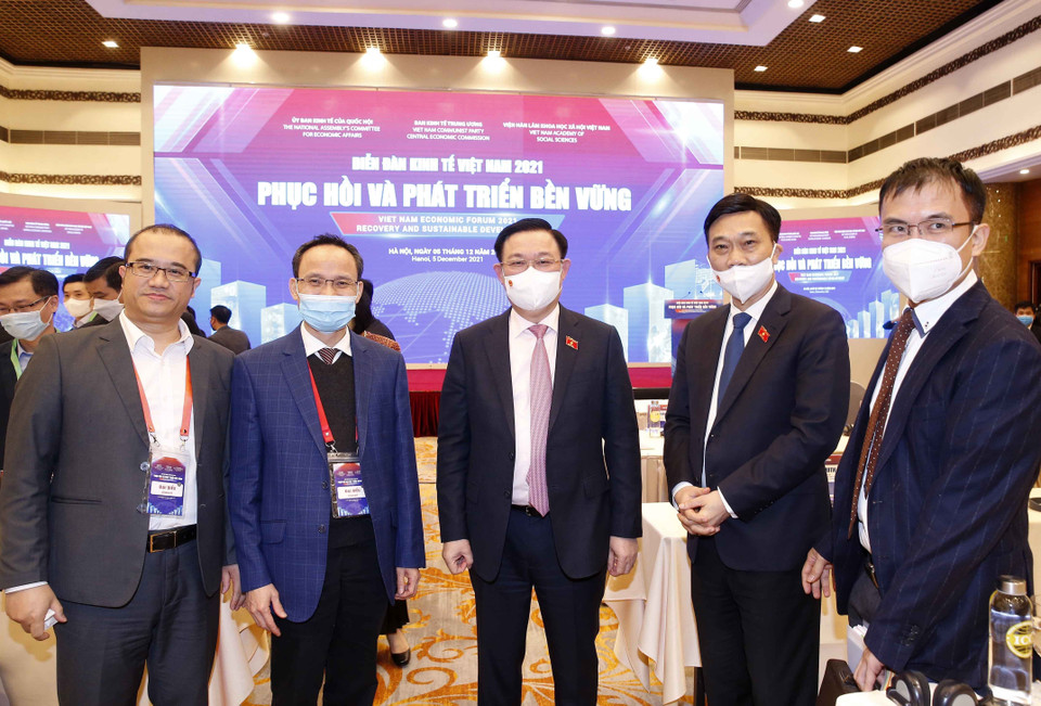 Chủ tịch Quốc hội Vương Đình Huệ với các đại biểu dự diễn đàn. (Ảnh: Doãn Tấn/TTXVN)